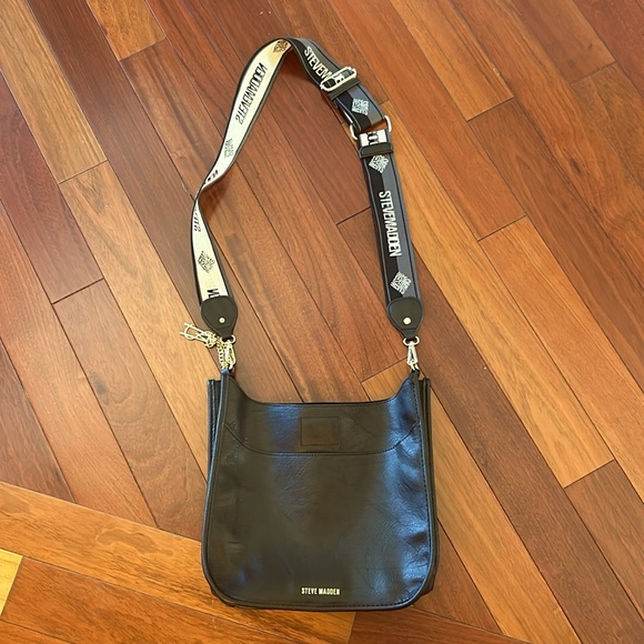 Black gently used Steve Madden crossbody. - Picture 1 of 6